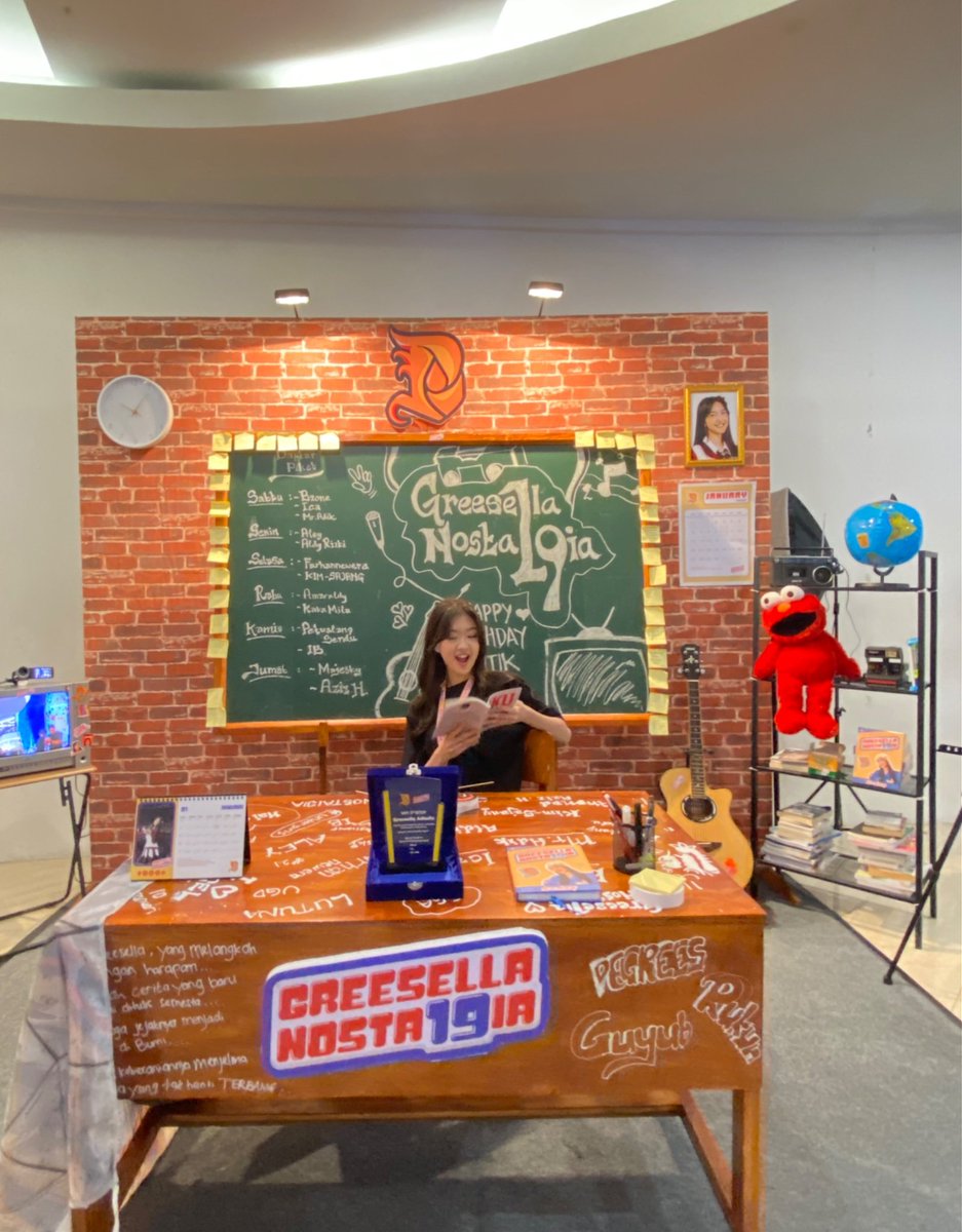 foxierom's tweet photo. @O7O8muffin tiap fanbase pasti bikin project kalo oshi-nya ultah kak. macem-macem projectnya, tapi yang selalu ada tuh project di depan theater. dan membernya biasanya dateng ngunjungin projectnya kokkk

si sekar ini emang kelainan aja wkwk https://t.co/pO0Eo43ftJ