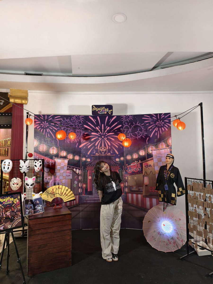 foxierom's tweet photo. @O7O8muffin tiap fanbase pasti bikin project kalo oshi-nya ultah kak. macem-macem projectnya, tapi yang selalu ada tuh project di depan theater. dan membernya biasanya dateng ngunjungin projectnya kokkk

si sekar ini emang kelainan aja wkwk https://t.co/pO0Eo43ftJ