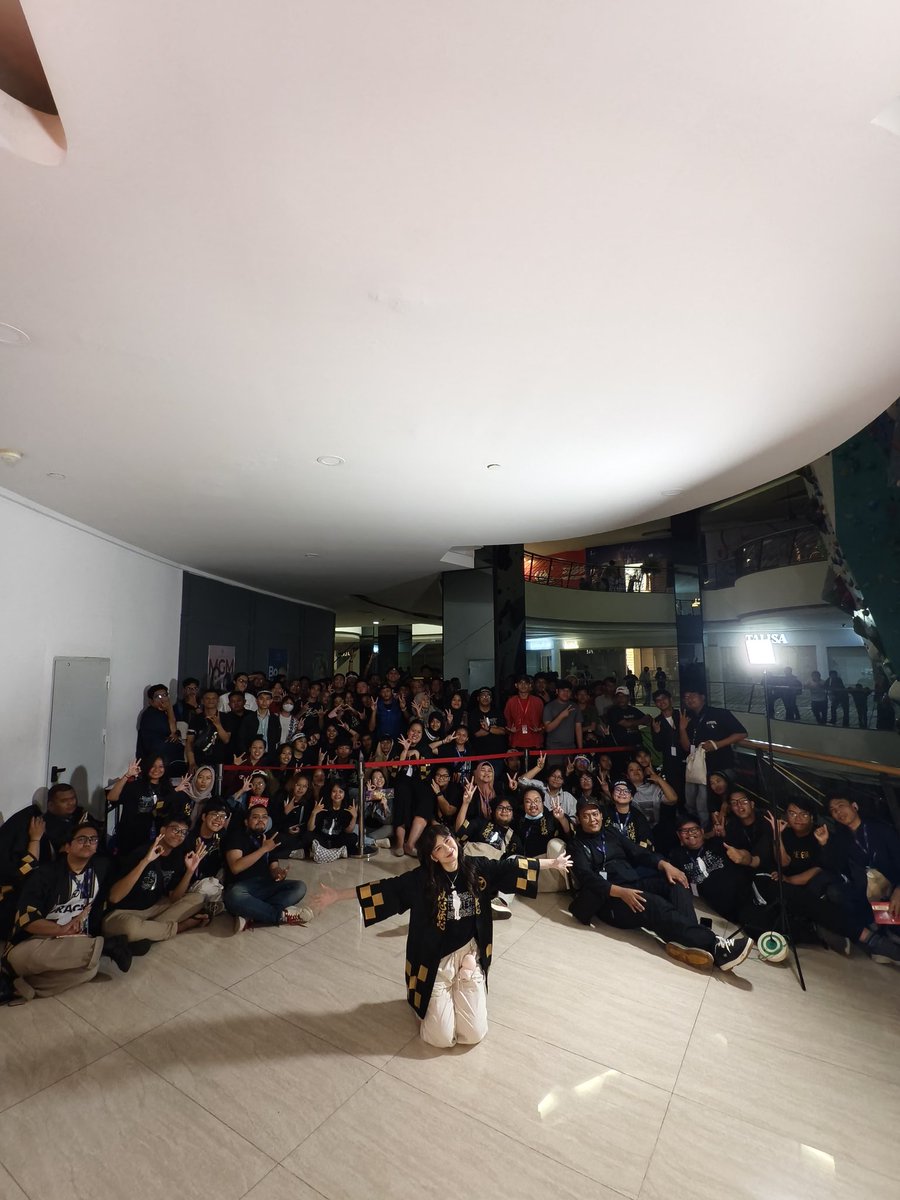 foxierom's tweet photo. @O7O8muffin tiap fanbase pasti bikin project kalo oshi-nya ultah kak. macem-macem projectnya, tapi yang selalu ada tuh project di depan theater. dan membernya biasanya dateng ngunjungin projectnya kokkk

si sekar ini emang kelainan aja wkwk https://t.co/pO0Eo43ftJ