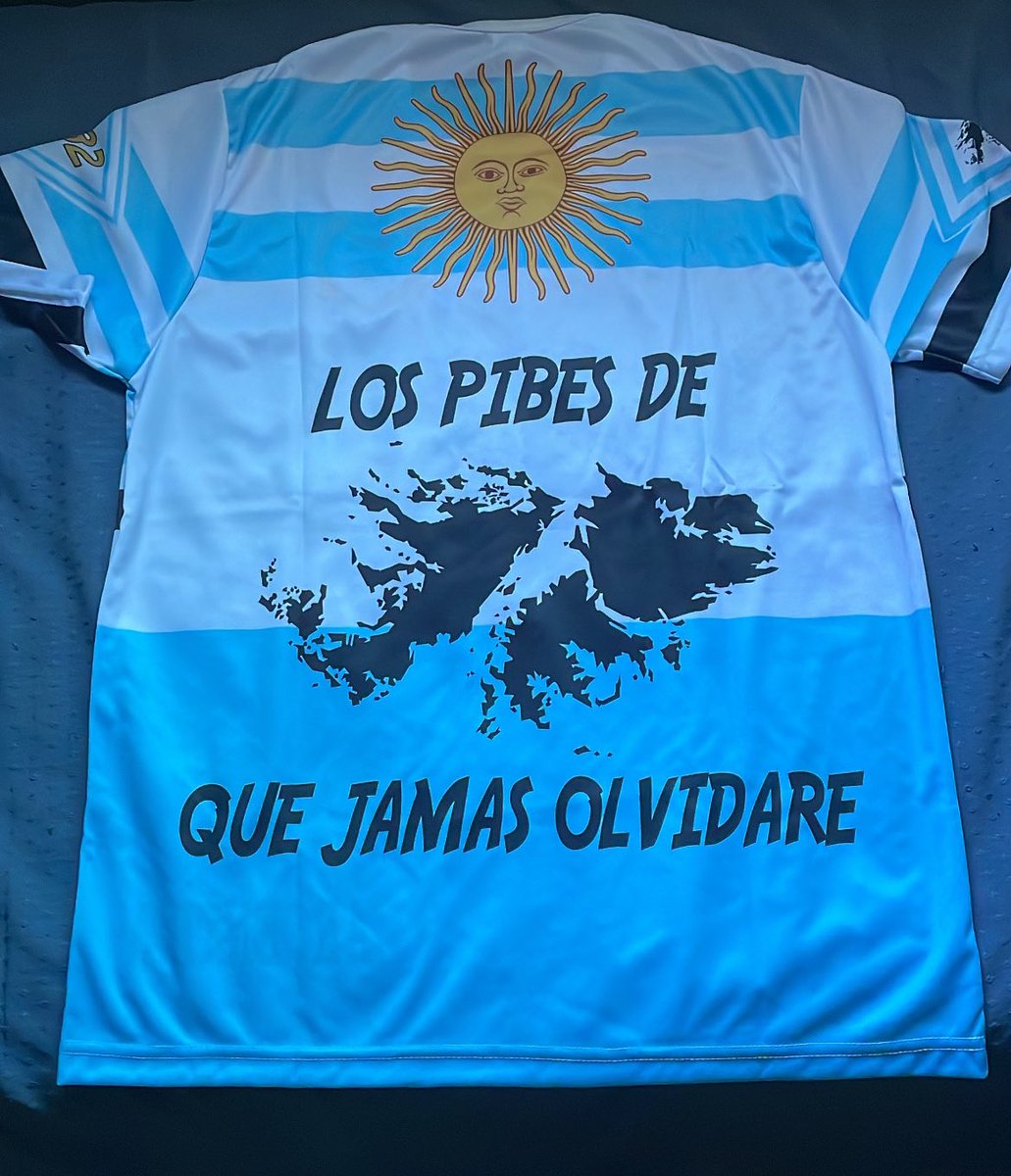 eliasmacchi's tweet photo. Anoche tuve el gusto de compartir una cena con el veterano de Malvinas Oscar Coronel. Le agradezco por su humildad y por el regalo que me hizo. No tengo palabras para expresar el honor y orgullo que me genera que un veterano tenga este gesto conmigo. https://t.co/qVrZiMkWJx