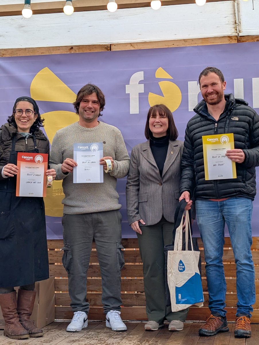 AjuntaMacanetC's tweet photo. Formatgeria Mas Roquet es va presentar ahir al II Concurs de formatges artesans de Catalunya organitzada per ACREFA. Hi van participar més de 50 formatgeries.

🥇Van guanyar l'or amb el Recuit de Drap del Mas Roquet, a la categoria de frescos i matons.

Enhorabona i molts èxits! https://t.co/RX5v0WnwRM