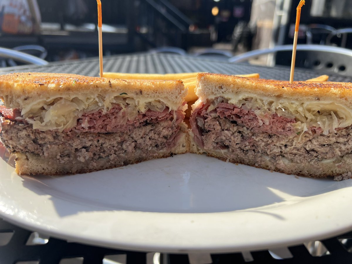 winkinglizard's tweet photo. The countdown to St Paddy's Day is on! 
🌈🍀🦎

St Paddy's day specials are only available through tomorrow, 3/17!
🌈Reuben Barrels ☘️ Irish Pizza 🌈 Reuben 🍀 Danny Boy Paddy Melt 🌈 

Check out the St Paddy's Day menu here https://t.co/4JSvFZzODi

#IrishPizza #stpaddysday https://t.co/opIOinlJZz