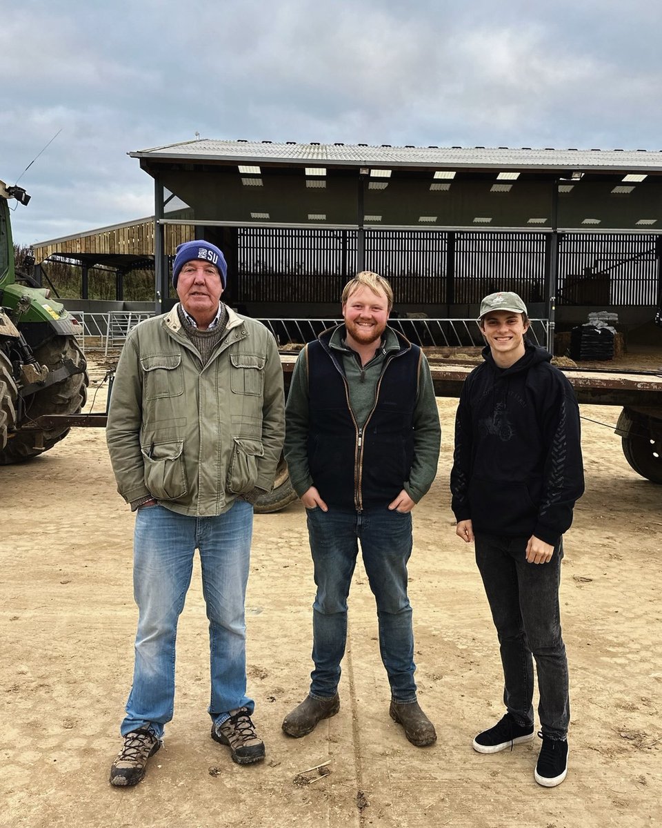 AlertaF1's tweet photo. "Intenté ir hacia delante y no pude, así que recordé que en las vacaciones Jeremy Clarkson me enseñó a ir en reversa con un tractor en su granja de para salir del lodo, creo que hoy me ha venido bien el consejo".

https://t.co/Jqre8MgSRq https://t.co/cbZkFN1yEl