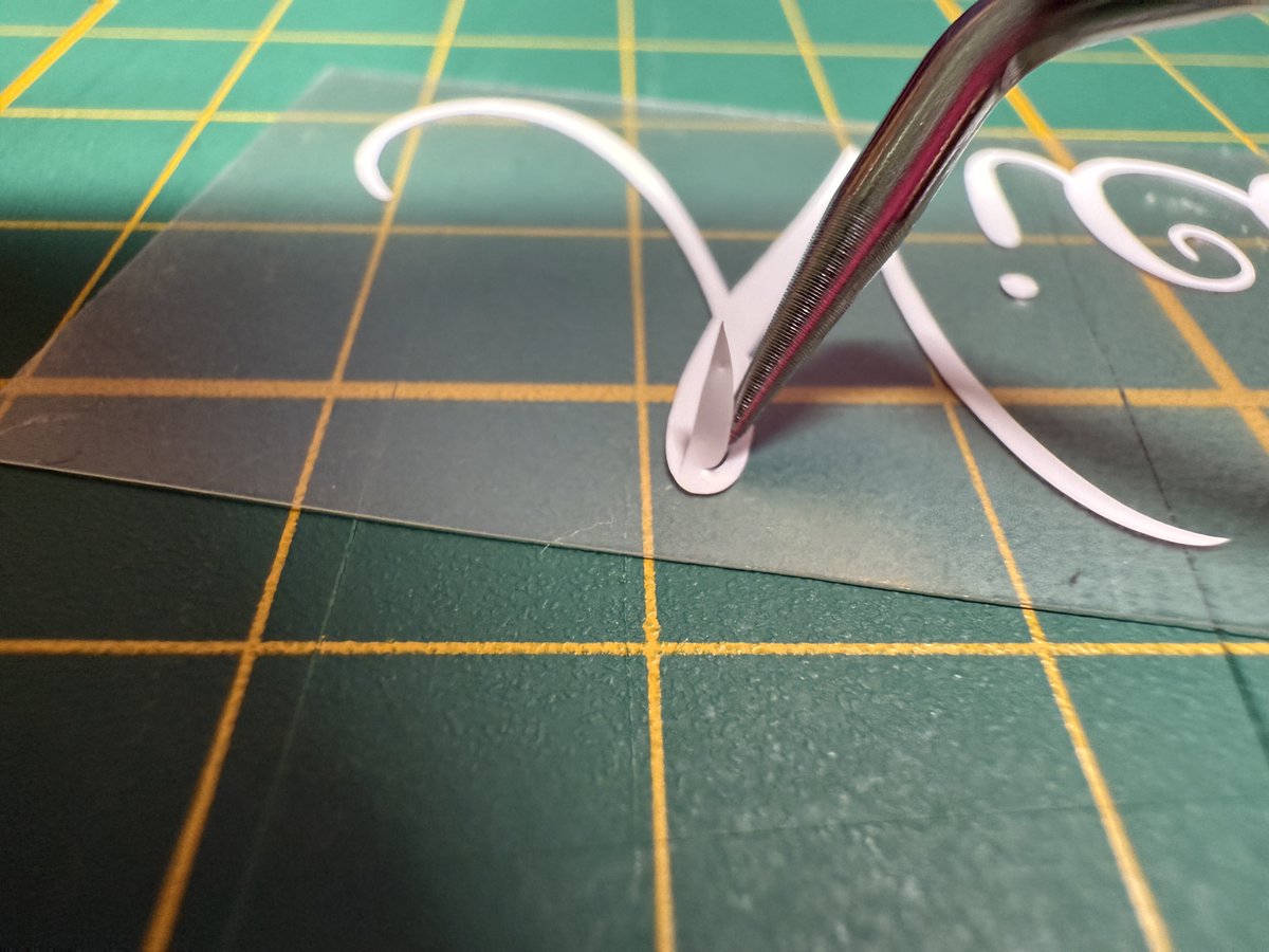 _melathome_'s tweet photo. @cricut whats going on with the Cricut 3 Mashines? They can‘t cut dots and rounded shapes anymore? There Are a lot of people in the cricut fans Germany Group With the same issue. https://t.co/gNSTeVERhx