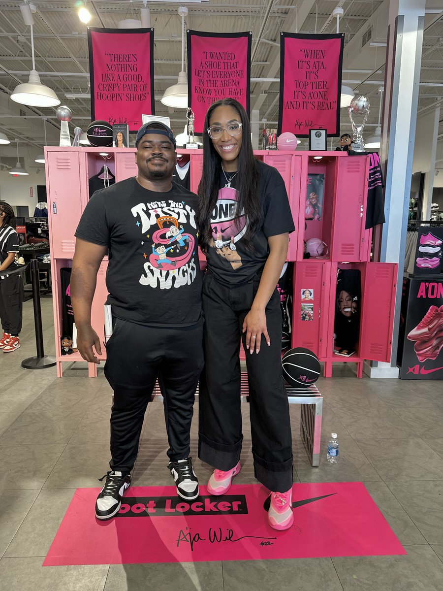 GunslingerViews's tweet image. Hometown legend. Best in the world. I got to meet @_ajawilson22 🔥🔥🔥