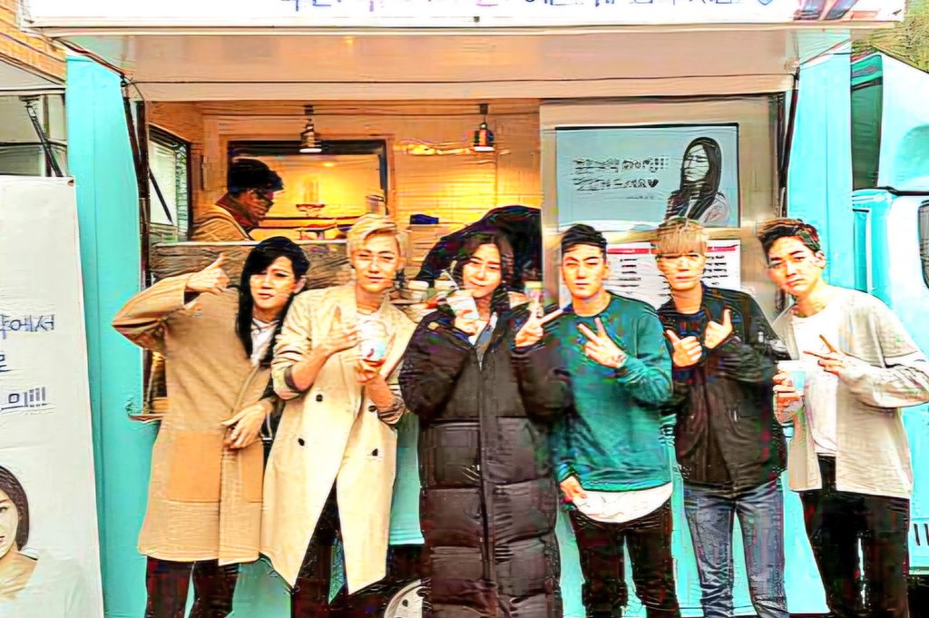 #LOΛE #NUEST

In 2016 Nu'est prepared a coffee cart for  After School  UEE's drama "Marriage Contract".

Only I saw 5 people in the photo at first and Ren in the center? 🥲