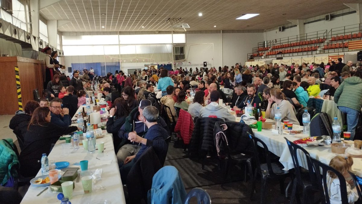 CAMcellera's tweet photo. Caps de setmana plens d’activitat al nostre poble! Diumenge passat amb una nova festa de la matança del porc i avui celebració del Bicentenari del Rec Gros. Felicitats a la Comunitat de Regants del Molí de la Pardina i la Riera d’Osor! https://t.co/xWBOO1eRkX
