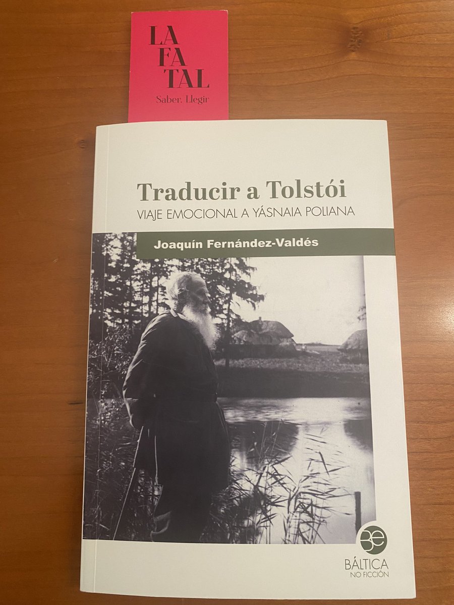 Acabo aquesta joia de <a href="/Joaco_ruso/">Joaquín Fernández-Valdés</a>, traductor al castellà de “Guerra i Pau” per a <a href="/Albaeditorial/">Alba Editorial</a>.
Una aproximació fantàstica a les interioritats i a les dificultats del procès de traducció; i tota una declaració d’amor a la literatura en general i a #Tolstoi en particular.
🔝🔝🔝