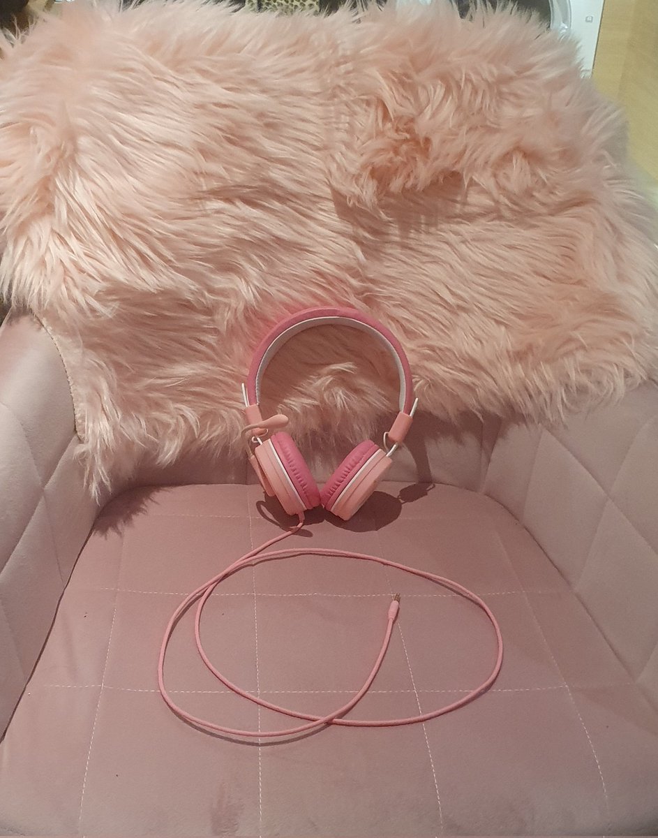 ciaraspinkpod's tweet photo. My Podcast interview chair has been busy today. I filmed 2 chats online with 2 fab guests. First guest was a Mum πͺ & the theme
was " What does being a mum mean to you? "
My 2nd guest was @Josh_Merritt1
& theme was #Disability &
Media! π₯
#disabilityaccessDay https://t.co/Xn9tYZpxO3