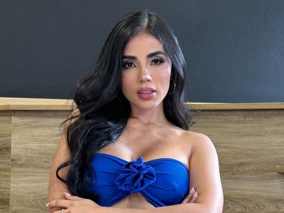 imattba's tweet photo. Es impresionante como el fanatismo hacía Melissa los ceja de una manera brutal, ni que ella fuera la reina de Inglaterra para lamberle los pies.

Esta noche vota Karina Santana, la mujer que sí se dedica a darnos contenido de calidad. 
#LaCasaDeLosFamososCol https://t.co/ApPhMlzIFx