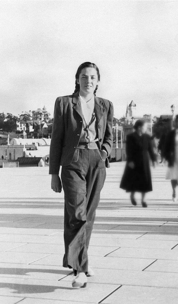 Merodo99's tweet photo. miren esta foto de maría elena walsh en mar del plata haberse casado con una mujer fue incluso menos de lesbiana que haberse pegado este outfit en 1944 https://t.co/ItSQyv3wix