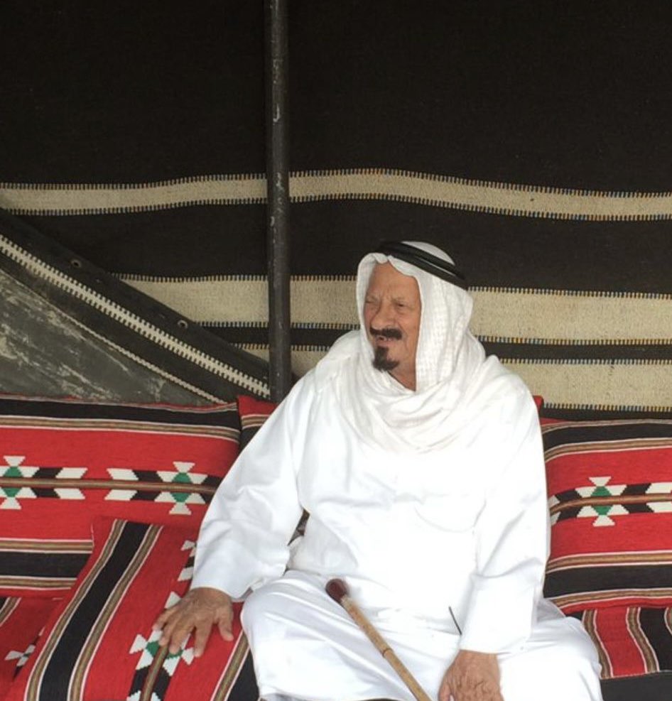 العم بو سعود «مطلق بن خيوط السبيعي»:
 كريم السجايا والذكر الحسن  وصاحب الأيادي الندية  والمجلس العامر الذي يأنس به، فالمكان بطلق المحيا رحيب، وبالكرم خصيب، رحل عن الدنيا رحمه الله ولايزال ذكره حيًّاو سيرته شاهدة له، و كأنها له عمر ثانٍ.