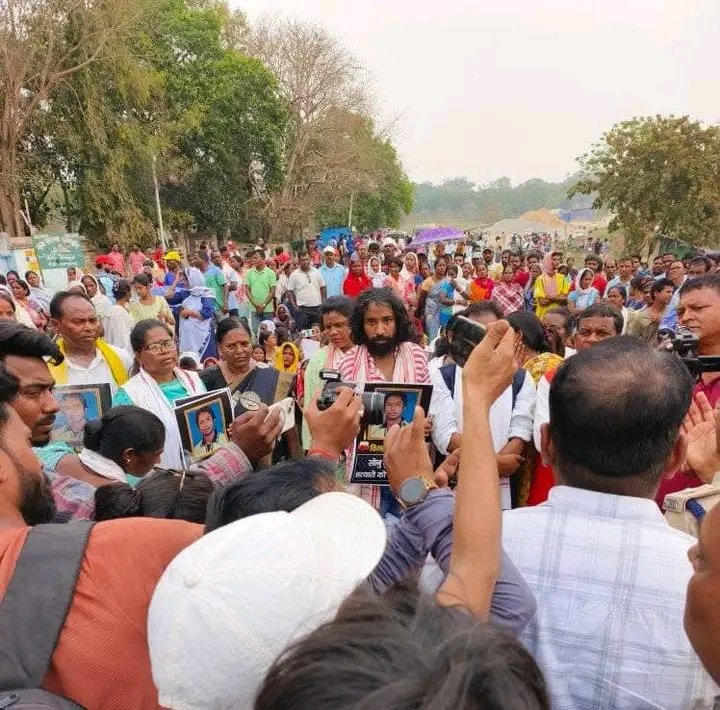 JairamTiger's tweet photo. माननीय मुख्यमंत्री जी ढिंढोरा पीटते हैं की झारखंड में आदिवासियों की सरकार है रांची के नामकुम में जमीन अतिक्रमणकारियों ने सोनू मुंडा की हत्या कर दी. इस दुखद घड़ी में परिवार के साथ है. पुलिस प्रशासन हत्यारों को अविलंब गिरफ्तारी करें और अवैध कब्जाधारियों से जमीन को मुक्त किया जाए... https://t.co/4skVCrpagb