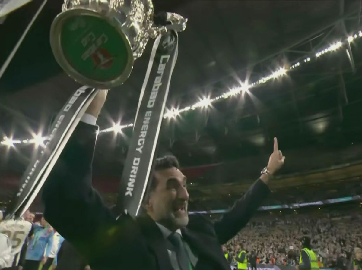 محافظ صندوق الاستثمارات العامة ياسر الرميان، يرفع “كأس رابطة المحترفين الانجليزية” الذي حققه نادي #نيوكاسل المملوك للصندوق، لأول مرة منذ 70 عاما.