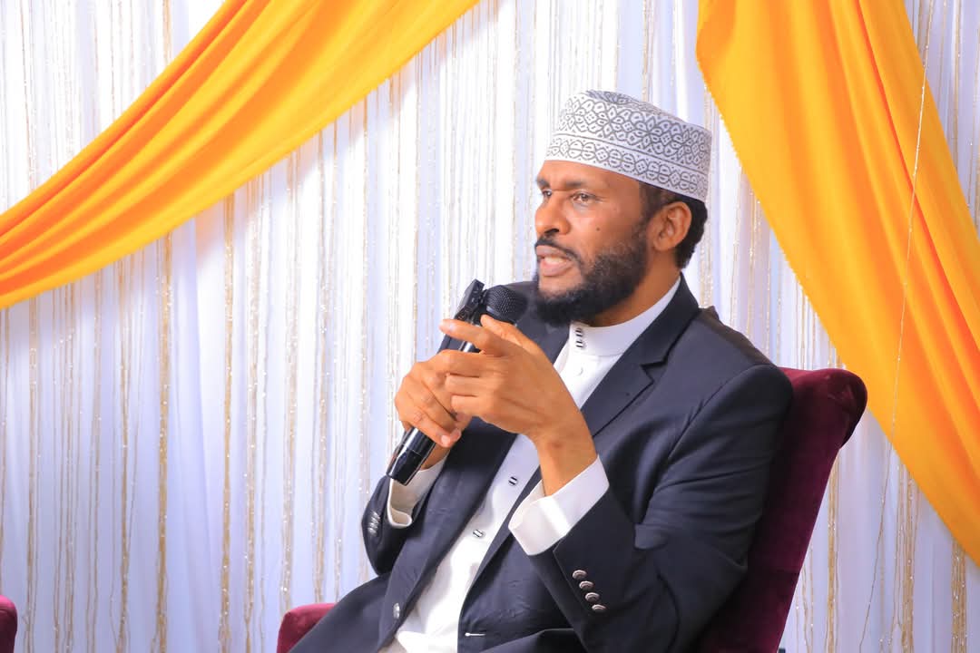 ibrahimdhere191's tweet photo. Waxaan maanta ka qayb galay muxaadaro uu soo jeediyay Dr. Saadiq Enow oo ka dhacday Hotelka Nomad - Nairobi.
Ciwaanka muxaadarudu wuxuu ahaa "Dhibka ka dhasha Khayraadka Dabiiciga ah". Sida Shidaalka &amp; Macdanta.
Waxaa si wada jira usoo qaban qaabiyay ARM TV &amp; HOPE INSTITUTE. https://t.co/KmozxW7DM8
