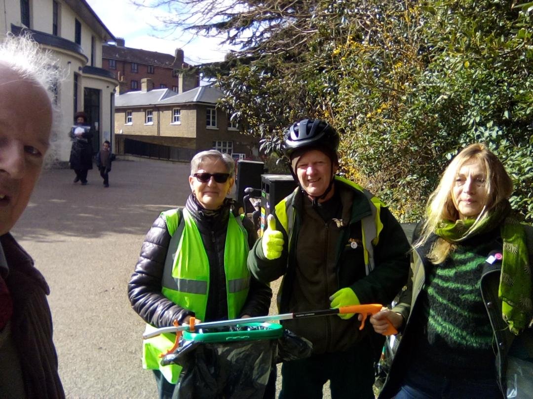 SPUGHackney's tweet image. Fantastic little pick up session in Springfield Park @SPUGHackney Secretary @sartain_stephen "Big Thank you to Deborah for taking the lead and everyone who came to help keep our lovely park clean @hackneycouncil Parks Staff - please come and visit and enjoy our beautiful park"