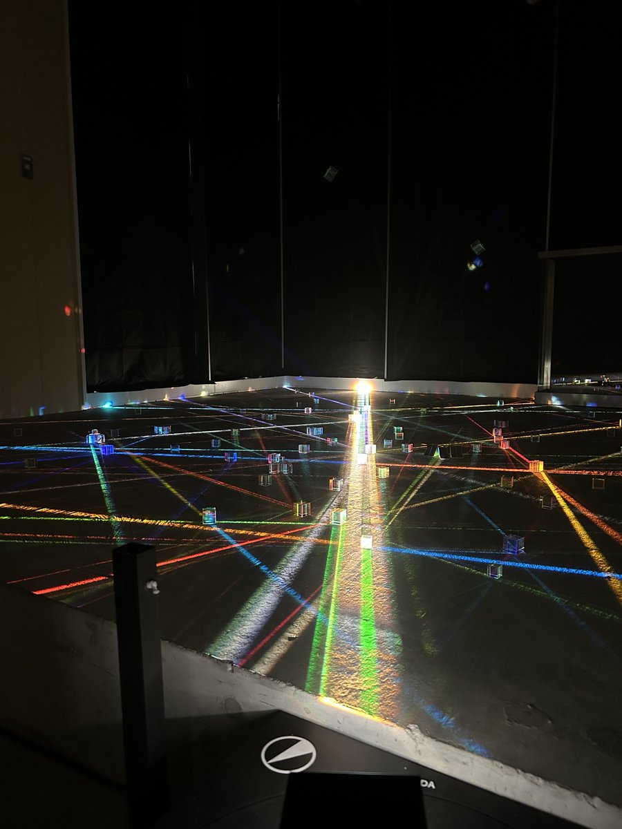 先日、体験してみましたが、ホロライトの角度を動かすと光と影が織り交ざり、空間が次々と変化するのを感じました📷
光の航路が形を変え、幻想的でダイナミックな雰囲気が広がる様子をぜひ体験してください✨
会場の入口はシルバーのシートで覆われておりますが、自動ドアを通ると異空間が待ってます！