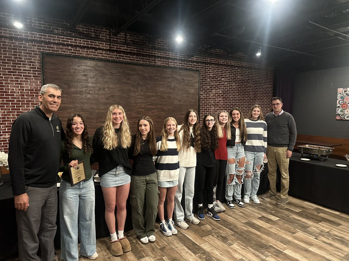 BrianFulton34's tweet image. That’s a wrap on the 2024-2025 season. Thanks to the Booster and Red Creek Grille for helping put on a great banquet.
@RHSCourtsideCLB @Riverside_athl