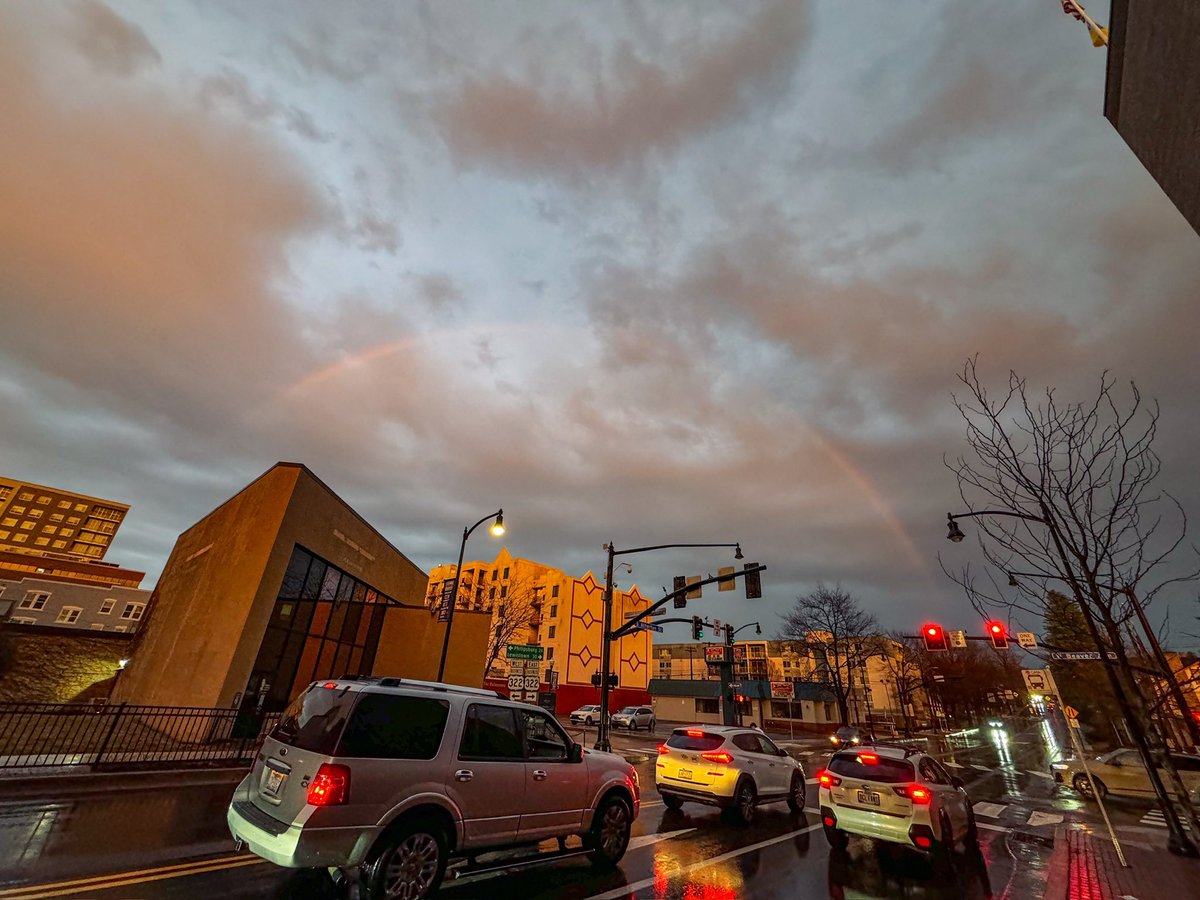 StormChaseTeam's tweet image. Happy #StormySunday ☔️ Today, a severe weather warned squall line passed through State College, PA ⛈️ Wind gusts of up to 67 mph were reported on top of Walker Building!
Credit:
Alison Sousa
Justin Hassel
Filippo Formica
Nico Wells