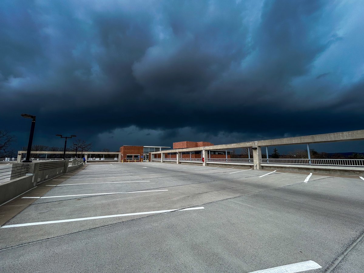 StormChaseTeam's tweet image. Happy #StormySunday ☔️ Today, a severe weather warned squall line passed through State College, PA ⛈️ Wind gusts of up to 67 mph were reported on top of Walker Building!
Credit:
Alison Sousa
Justin Hassel
Filippo Formica
Nico Wells