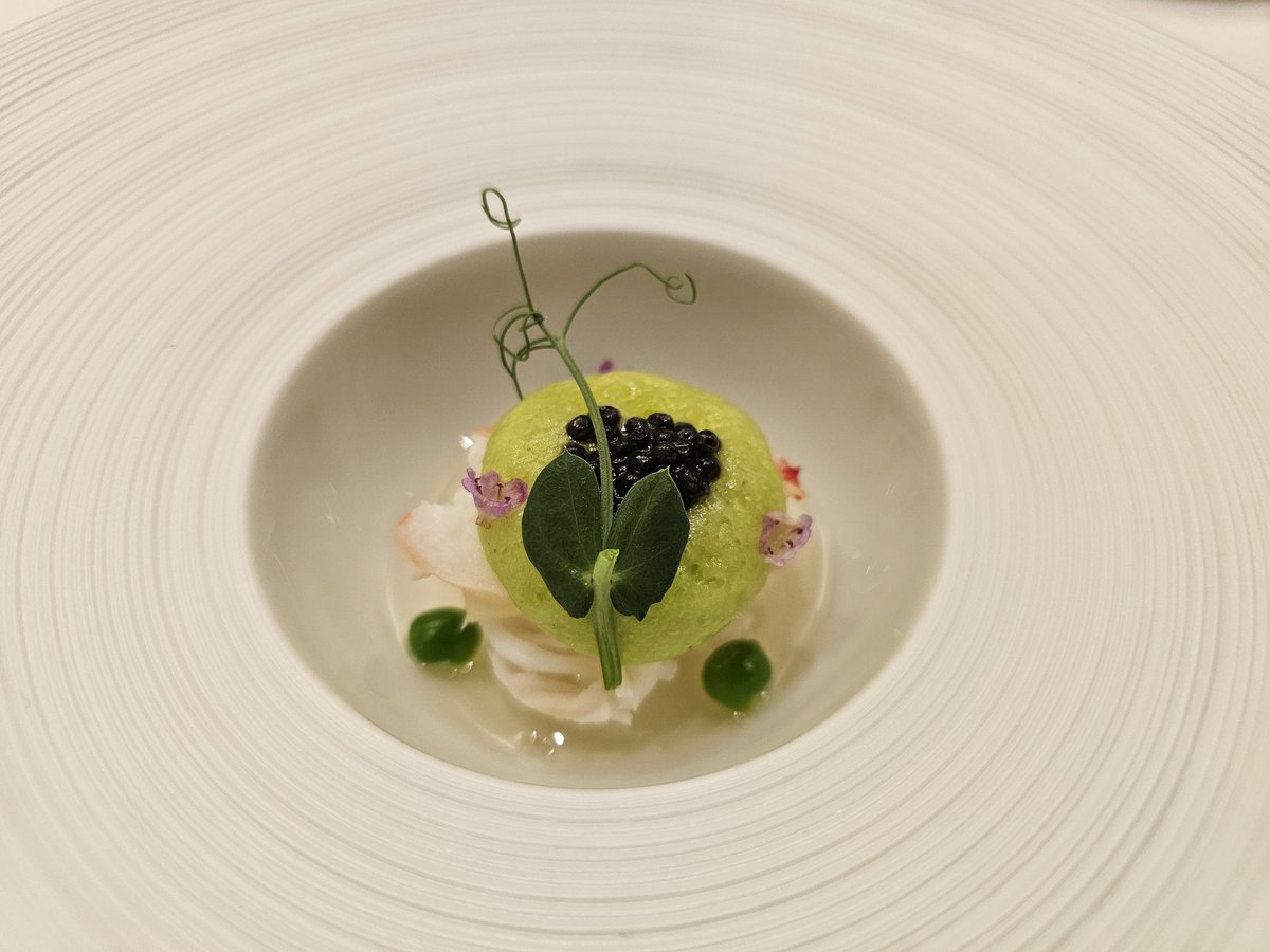 娘の23歳の誕生日祝い。
去年国家試験に合格し、看護師となり新卒で奮闘中の娘。
就職したての頃は、この仕事は向いてないだの、人間関係に悩まされたり、毎日泣いていた。
石の上にも3年。
そんなものは、どの世界でも同じ。
合わない人もいれば、意地悪する人もいるかもしれない。