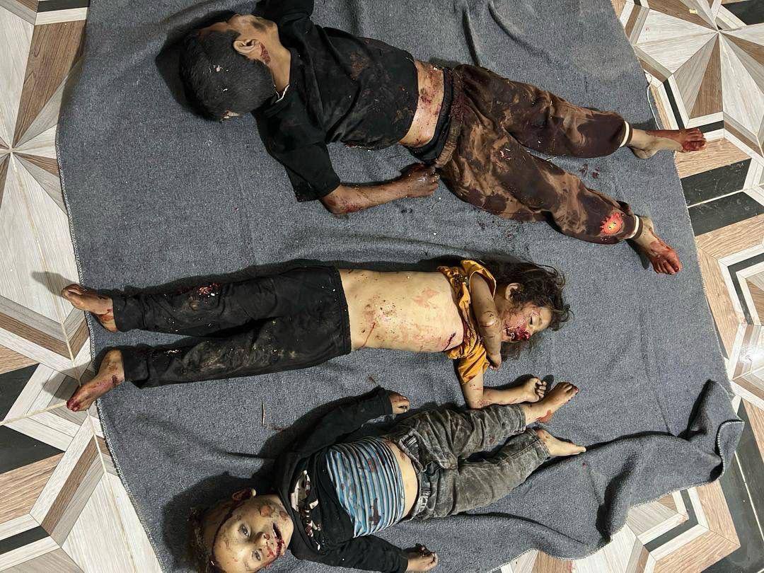 Türk savaş uçakları, bu gece Kobanê'nin güneyindeki Qumaji ve Berxbotan köyleri arasındaki bölgeye düzenlendiği  hava saldırısında aynı aileden 9 sivili şehit etti ve 2 sivili ağır şekilde yaraladı.