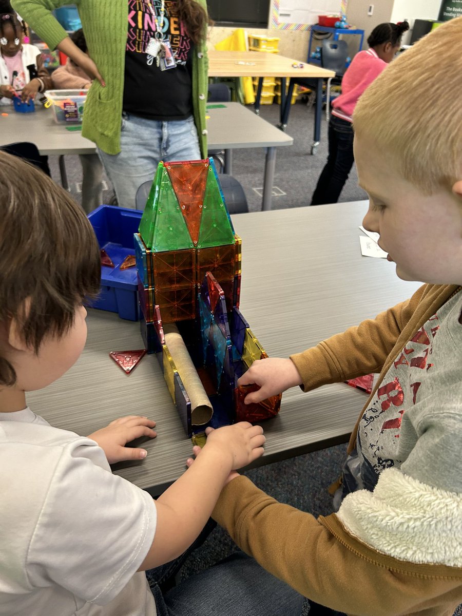 Kinder listened to The Clover Thief by <a href="/eliseparsley/">Elise Parsley</a> and then constructed their own clover thief traps. They had to use complete sentences to describe how their trap worked. #mymisd #mymisdreads #TeamMcKinney #Everystudenteveryday #WeAreMcKinney