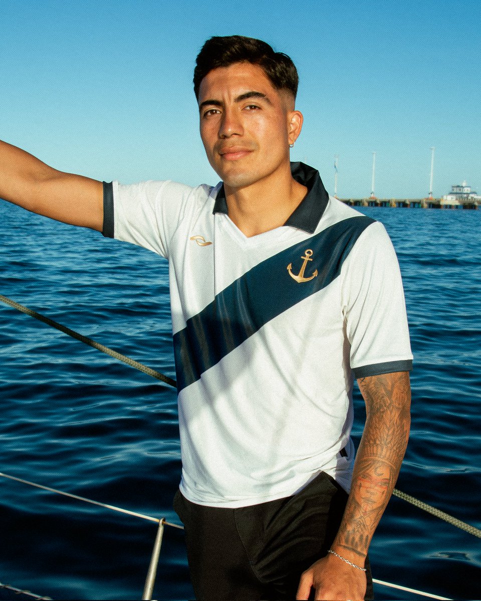 🇦🇷 One of the most suave-looking shirts of the year ➡️ Guillermo Brown 2025 Home Kit by Coach.

Celebrating the club’s 80th anniversary, the design pays homage to the original 1945 jersey with a stunning sash and a classic polo collar.

A fisher’s net pattern adds the final touch