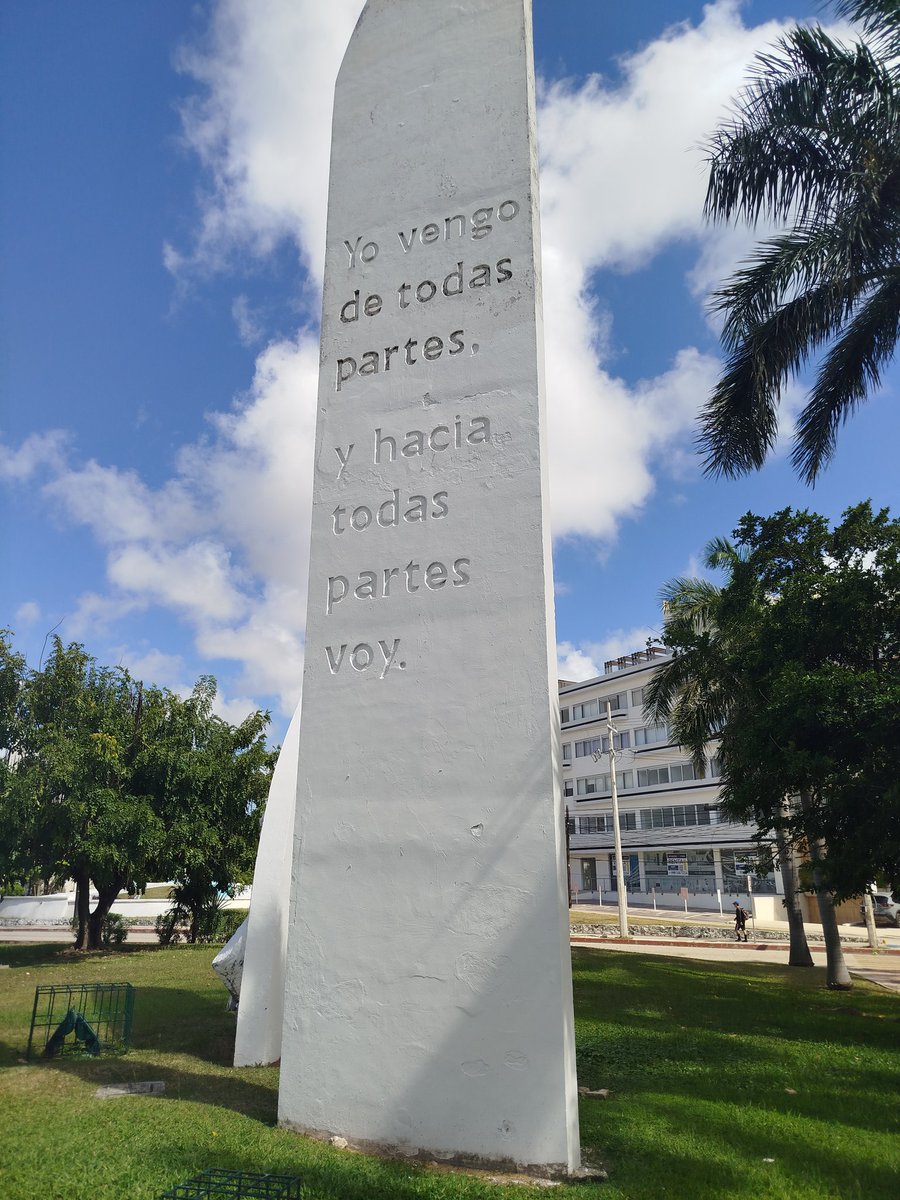 Cuando estás en Cancún comiendo congrí, masas fritas, plátano maduro frito y una Corona. Y después pides por favor otra Cristal. Del carajo el inconsciente.