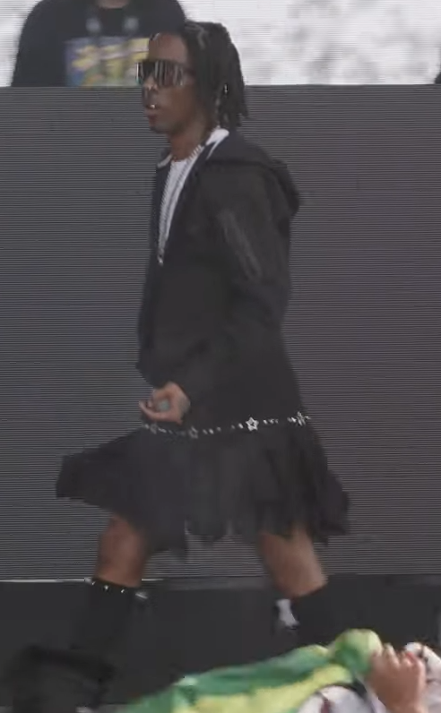 skaiwater rocking a skirt with the nike tech das my goat fr😭😭