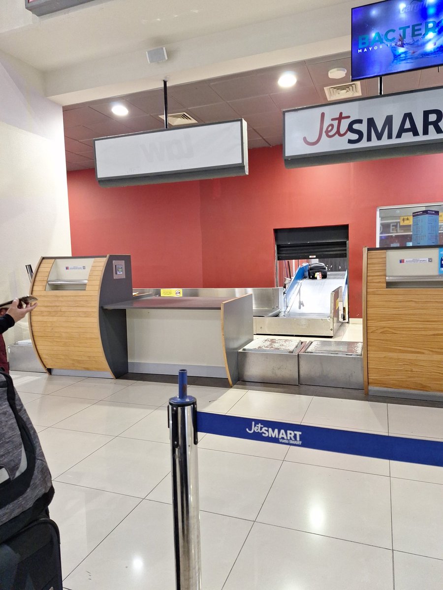 MDG07787298's tweet photo. @VuelaJetSMART JETSMART aerolinea callampa, como es posible que no tengan a un weon atendiendo el mesón para hacer checkin de las maletas, un weon te pido, no dos ni tres, mientras todas las otras aerolineas tienen a varios atendiendo, hacen esperar a sus clientes por 1-2 horas.. https://t.co/hY9txQTjuM