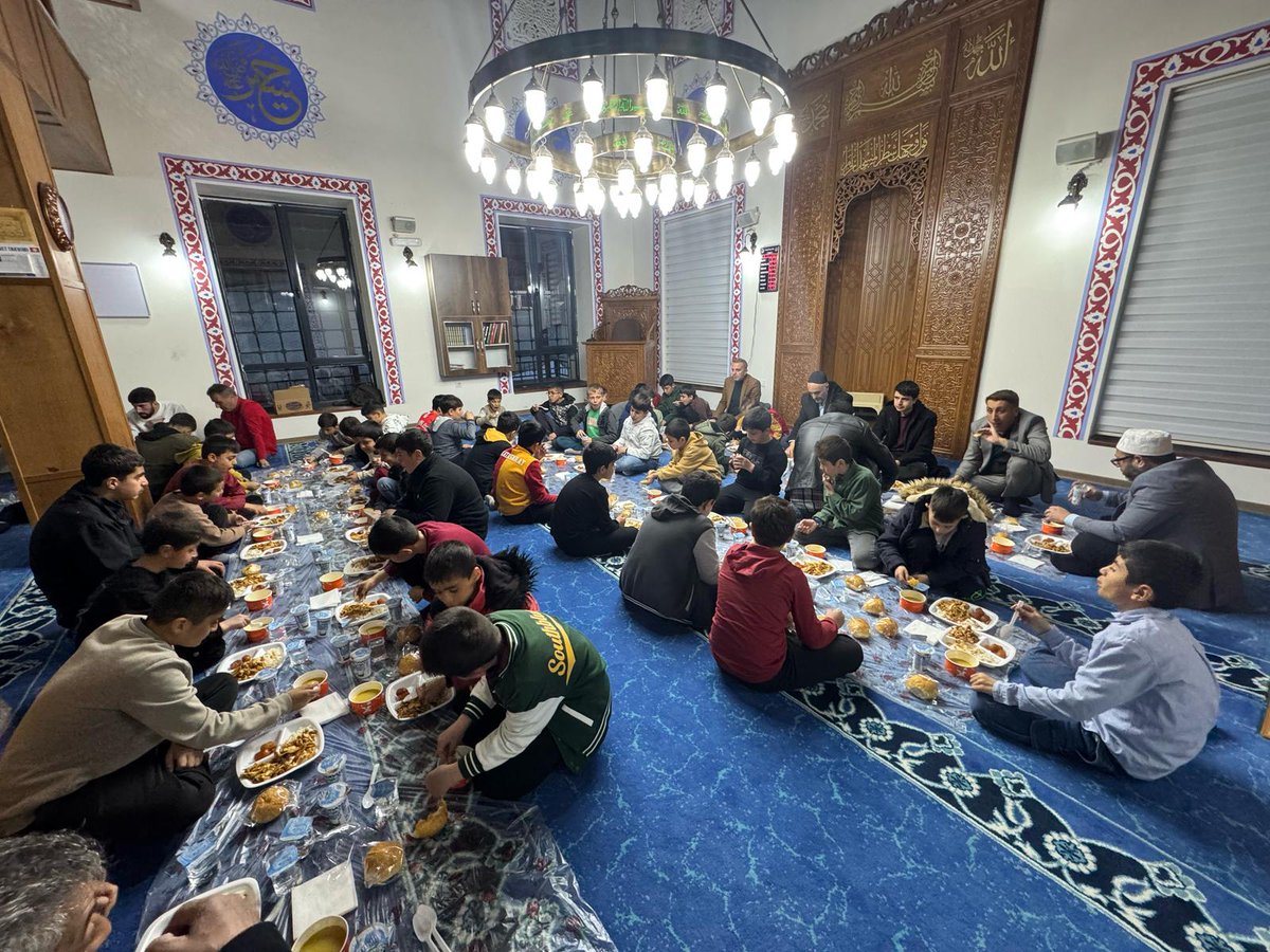 İlim Yayma Cemiyeti Bitlis Şubesi olarak Bitlis Toki 5. Etap Camisi de Kur'an-ı Kerim okuyan çocuklar ve gençlerle bir araya gelerek iftar programı düzenledik. Katkı sağlayan herkesten Allah'ın râzı olsun.<a href="/iycgenelmerkez/">İlim Yayma Cemiyeti</a>