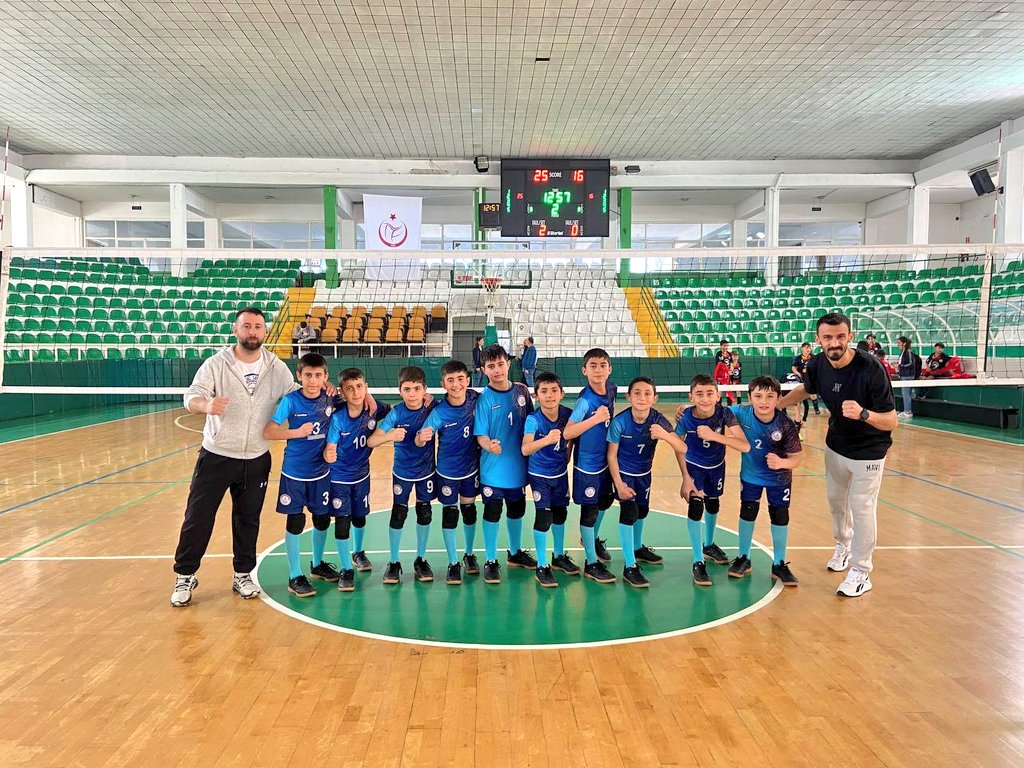 TÜRKİYE'DE EN İYİ 16 OKUL ARASINA GİRDİK.
Giresunda yapılan Voleybol Yarı Final Müsabakalarında ilimizi temsil eden okulumuz oynanan grup maçlarının ardından çıktığı final maçını kaybederek son 8'i elinden kaçırdı.Öğrencilerimizi kutlarız.<a href="/MNesipMahir/">Mehmet Nesip MAHİR</a> <a href="/hasan_kokrek/">Hasan Kökrek</a> <a href="/mehmetozmus_/">Mehmet ÖZMÜŞ</a>