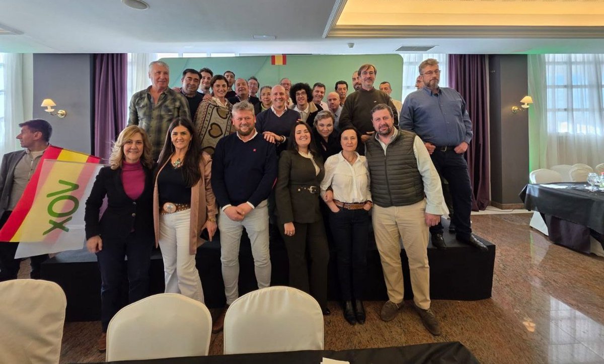 VoxSalamanca's tweet photo. 📸 ¡Hoy compartimos algunas imágenes de la comida en Valladolid con la presencia de Santiago Abascal! https://t.co/QeY9OHYOjh