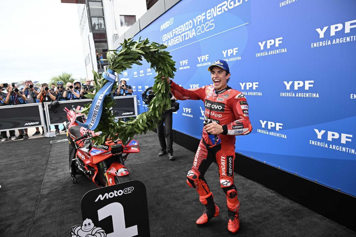 argmotogp's tweet photo. 👉🏻 Quedamos re manijas ‼️

Te mostramos la victoria de @marcmarquez93  en 📸

#ArgentinaGP 🇦🇷
@MotoGP 
@ducaticorse https://t.co/qTp7YRJ83q