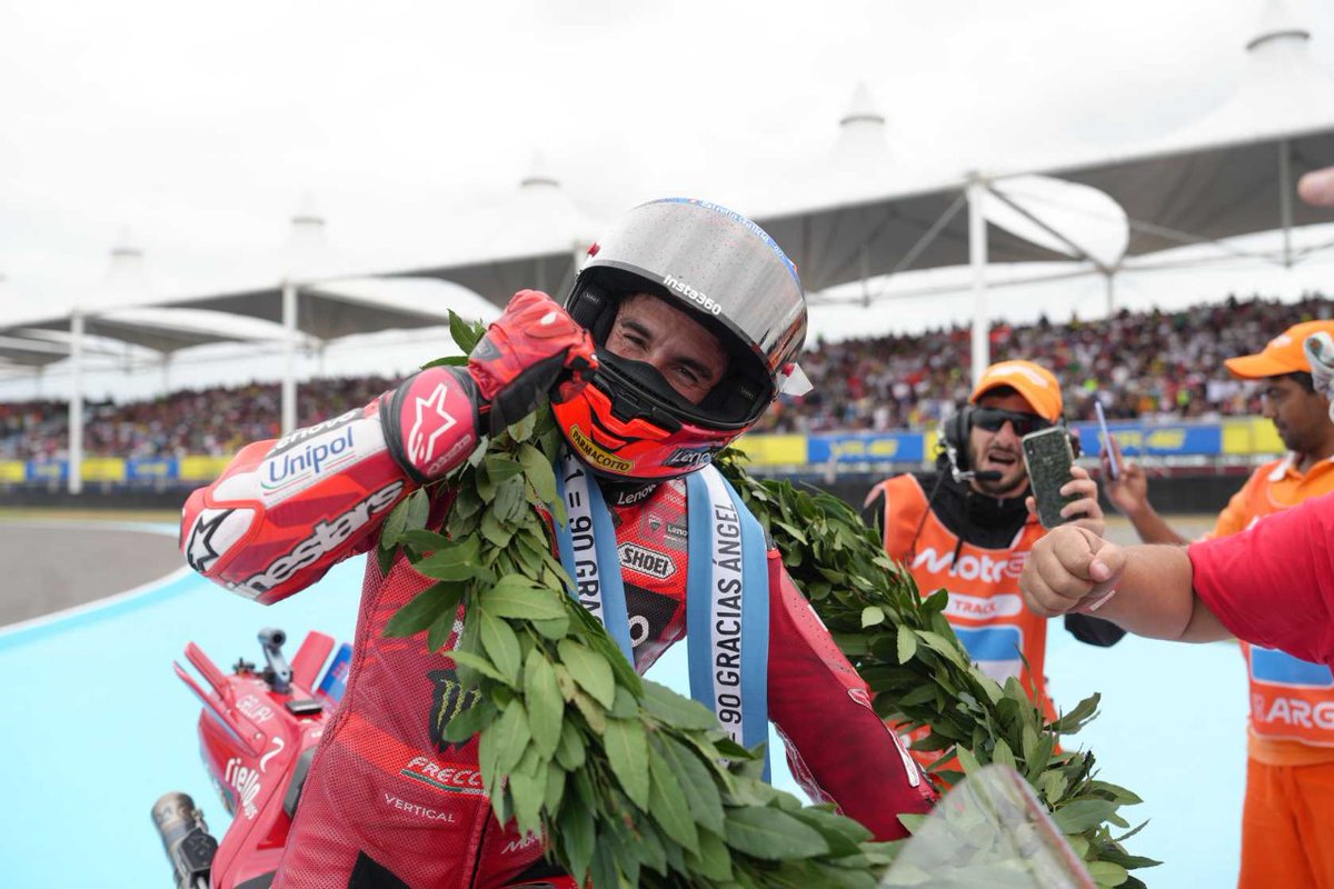 argmotogp's tweet photo. 👉🏻 Quedamos re manijas ‼️

Te mostramos la victoria de @marcmarquez93  en 📸

#ArgentinaGP 🇦🇷
@MotoGP 
@ducaticorse https://t.co/qTp7YRJ83q