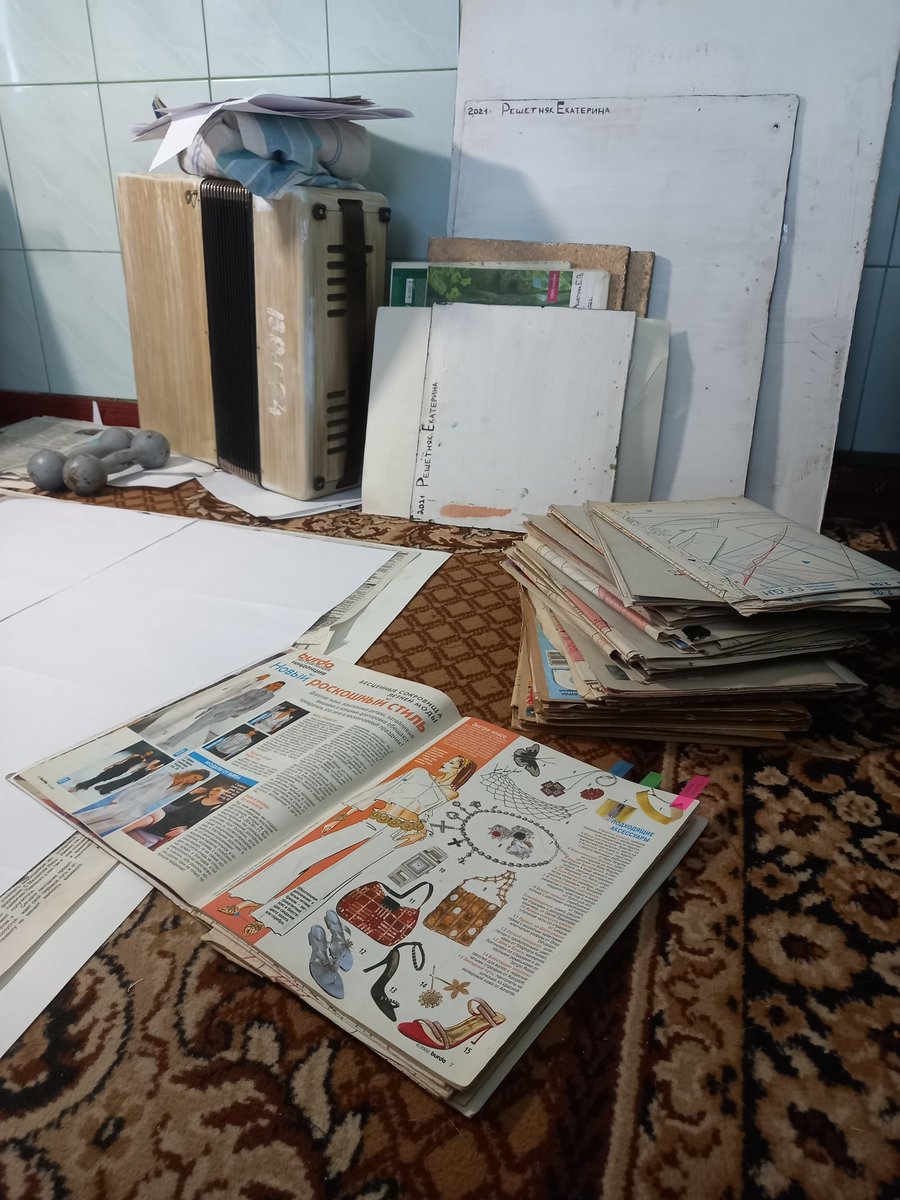 Did anyone know that I like to sew?

One day I will show you what my little clothing collection consists of 😊