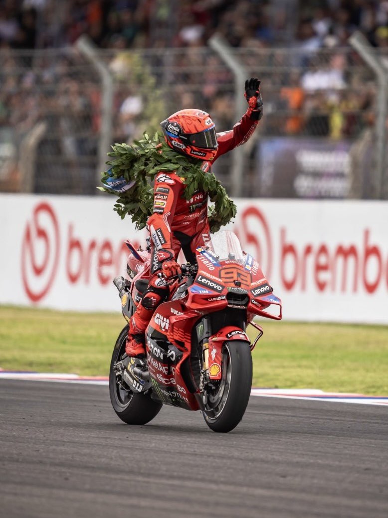 mariogp98's tweet photo. Coronas de laurel. Una costumbre que debería volver para quedarse. https://t.co/KwGx9v0Uk5
