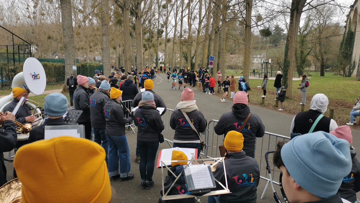 OHChartres's tweet photo. Retour en images de l’animation du groupe festif de l’orchestre d’harmonie de Chartres ce dimanche au semi marathon https://t.co/KTyZaCsnZi