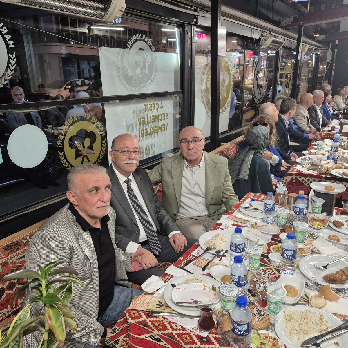 Bugün AVAZ Starteji ve araştırma merkezinin iftar yemeğinde eski vekillerimizle ülkemiz siyaseti hakkında sohbet ettik.