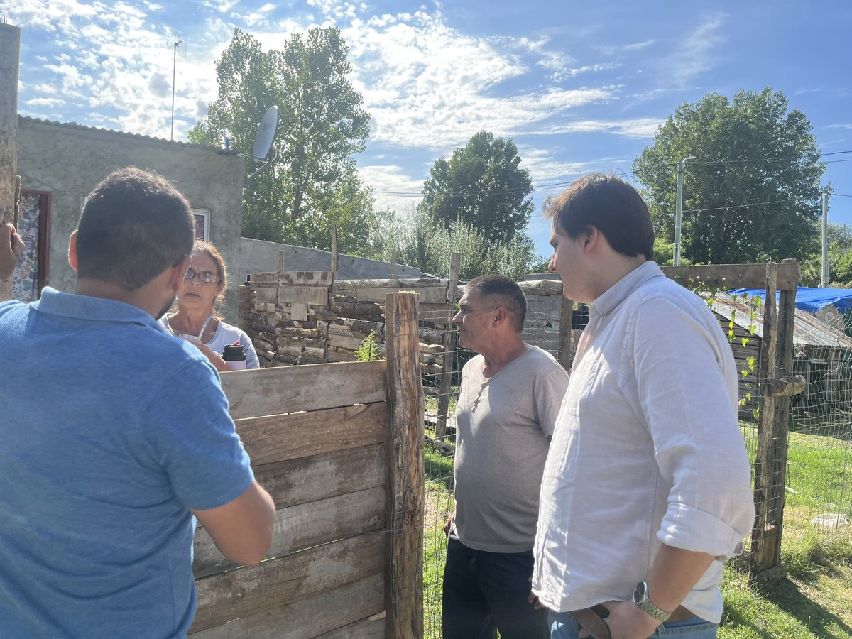 diegonunezuy's tweet photo. ¡Mañana de recorrida! 

Recorrimos el barrio 24 de junio y la feria de flor de Maroñas, conversando con vecinos y escuchando sus preocupaciones. 

Les brindamos nuestro apoyo y les comentamos acerca de lo que se viene. https://t.co/tEj98Ilull