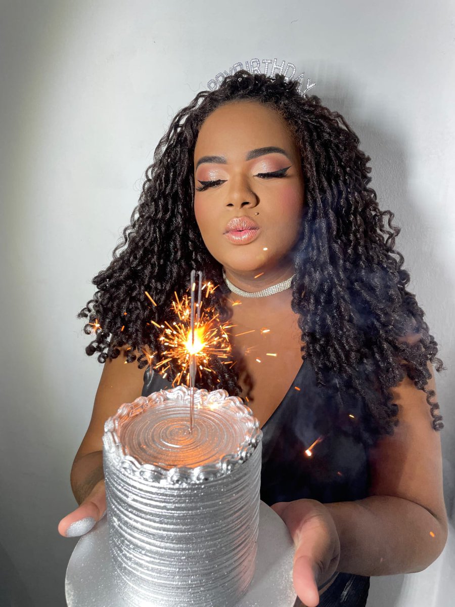 Em casa passo que eu der, cada estrada que eu trilhar, todo caminho que eu escolher, a tua mão me guiará. obrigada, Deus, por mais um ano de vida. 

Parabéns pra mim!!! 🎉🎊 
Mamãe aqui complicado seus 26aninhos na pista 🎊🎉🍻🍾