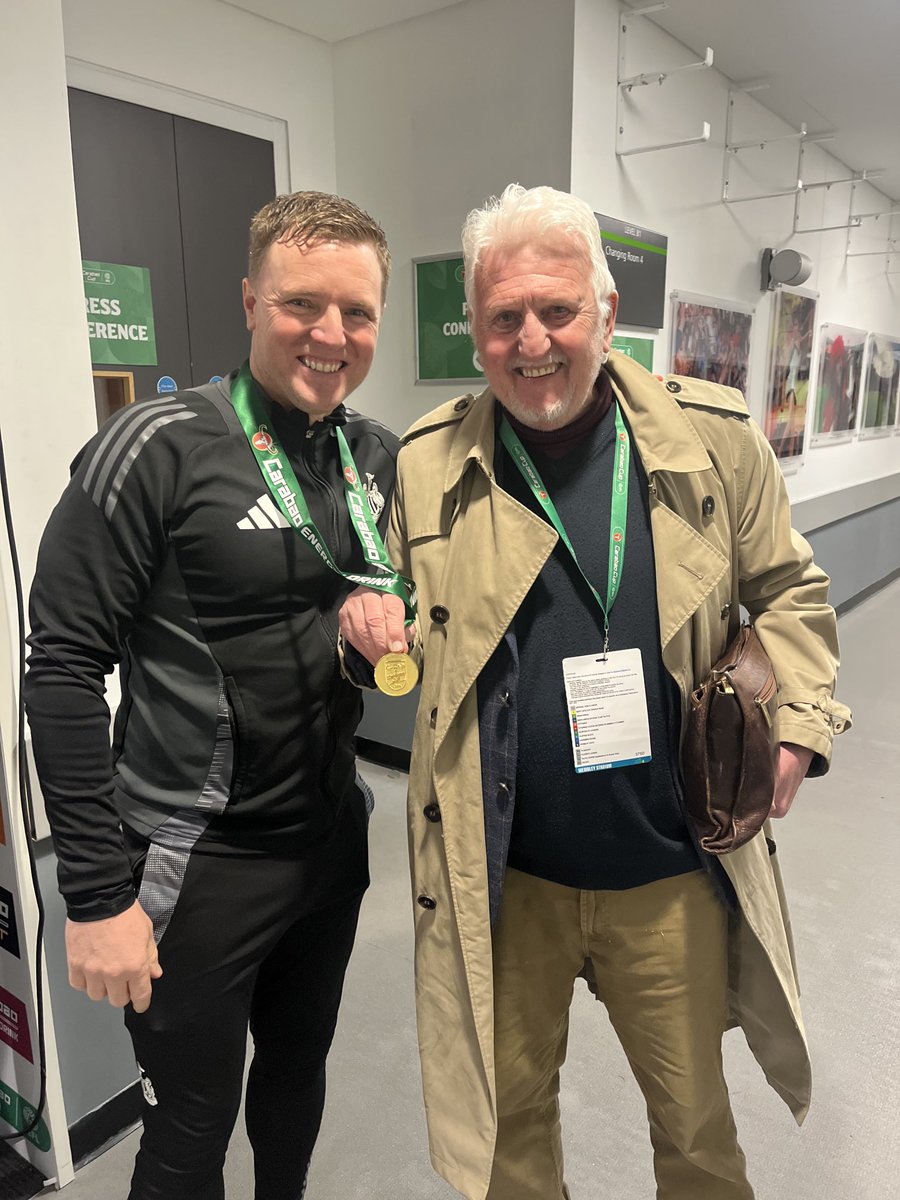 Eddie revealed to me in my forthcoming book On The Sporting Frontline that his mum told him he would make a better manager than a player-and how right she was- Eddie lets me hold his Carabao Cup winner’s medal at Wembley. #NUFC #CarabaoCup #EddieHowe