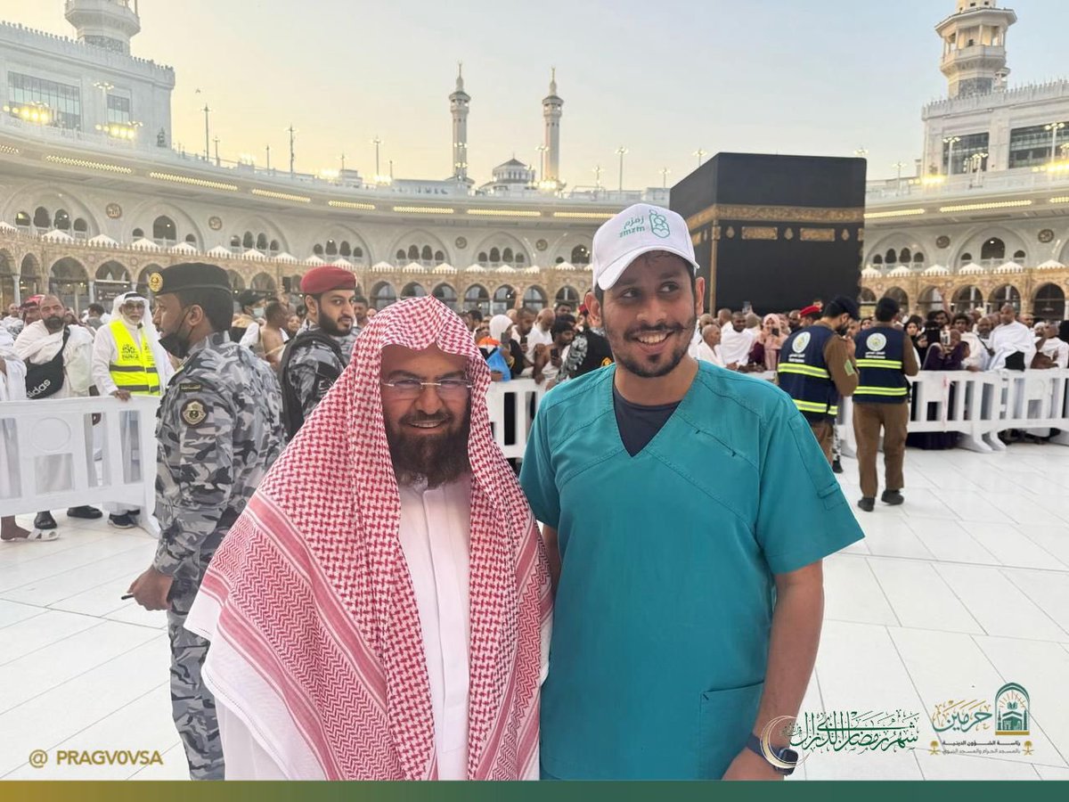 تعزيزًا للعمل التطوعي في #المسجد_الحرام، التقى معالي رئيس الشؤون الدينية بالمسجد الحرام والمسجد النبوي، الشيخ الدكتور: #عبدالرحمن_السديس بمنسوبي جمعية زمزم التطوعية في صحن المطاف، مبيّنًا معاليه أن الرئاسة أعدّت برامج متكاملة للعمل التطوعي في التخصصات الدينية؛ وأتاحت الفرص