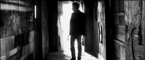 TheCinesthetic's tweet photo. Christopher Nolan's Memento was released 24 years ago today. https://t.co/0etn5xbrDK