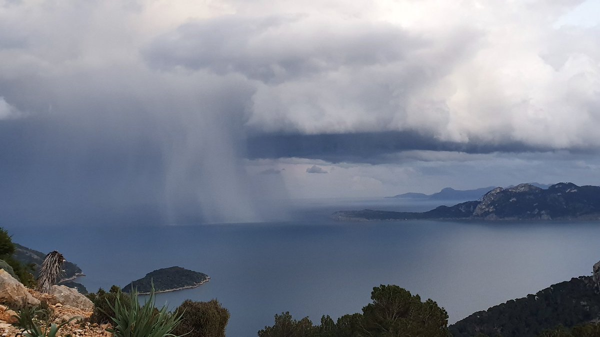 Petita tempesta a la badia de Pollença, amb cortineta de calabruix.