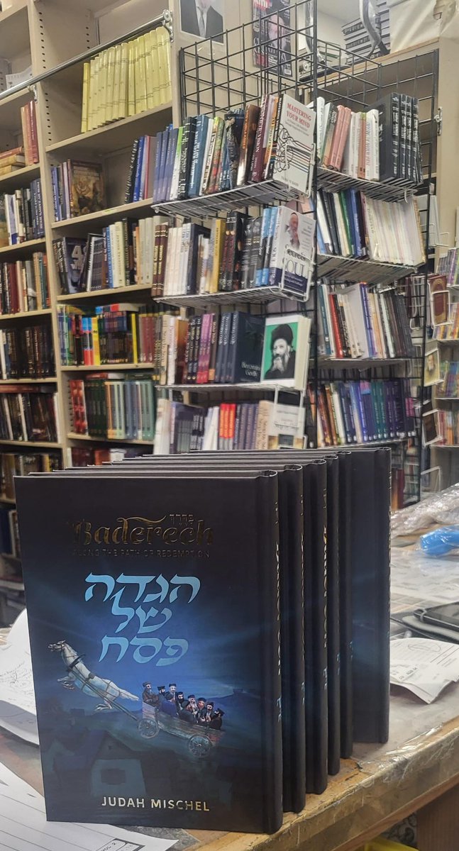 JudahMischel's tweet image. Baderech Haggadah out &amp;amp; about @ Judaica/ Seforim store near you.

👋🏿Tuvia’s in Monsey. Where it all began… Thank you brother Yitzi 💪🏽😚