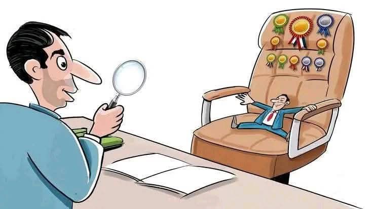 حقيقة في الإدارة :
عندما يكون المنصب أكبر من الشخص تجده مغرورا وظالما وأحمقا
لكن عندما يكون الشخص أكبر من المنصب تجده متواضعاً وعادلا ومنتجا