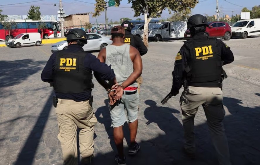 GAMBA_CL's tweet photo. Sicario del Tren de Aragua entró a Chile hace 6 días y ya había participado en DOS SECUESTROS https://t.co/Id2opMJgQ2 https://t.co/j9NHbCSyC0