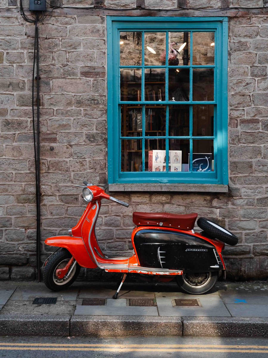 Great colour combo/retro vibe in Hay on Wye ♥️😃